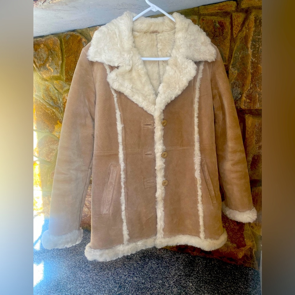 Women’s suede tan coat w/ Sherpa lining.
